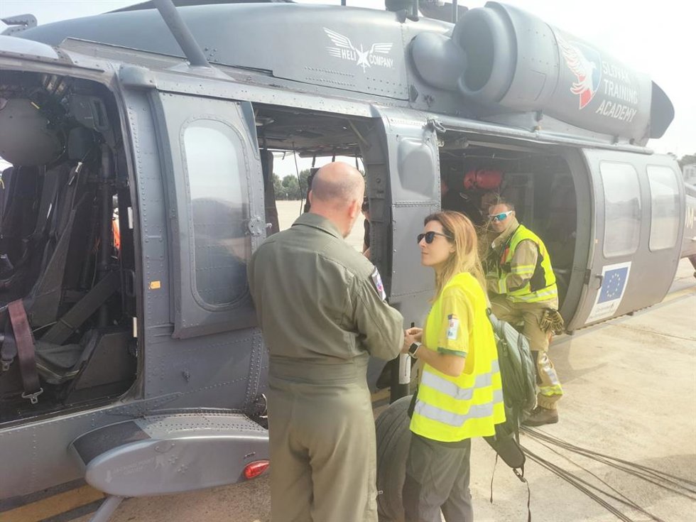 La coordinadora de Medios Aéreos de la Región de Murcia, en la base aérea de Matacán, con el quipo de los helicópteros Black Hawk de Eslovaquia