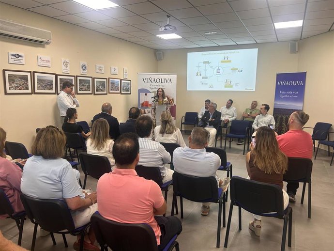 La consejera de Agricultura, Ganadería y Desarrollo Sostenible, Mercedes Morán, en la inauguración de la nueva Unidad Centralizada de Energía de la cooperativa agroalimentaria Viñaoliva