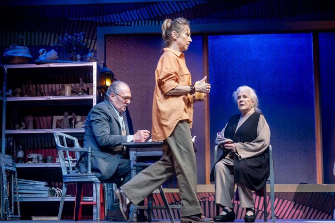 Archivo - (I-D) El actor Carlos Olalla, y las actrices Natalia Dicenta y Lola Herrero durante el pase gráfico ‘Camino a la Meca'