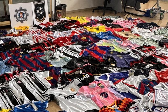 Artículos decomisados procedentes de la venta ambulante en playas de La Manga