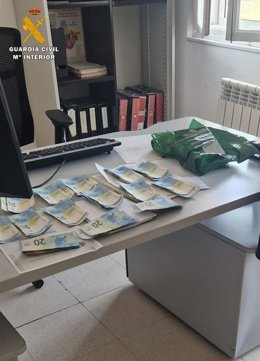 La Guardia Civil de Valladolid devuelve a su dueño 1.500 euros encontrados por un vecino de La Mudarra .