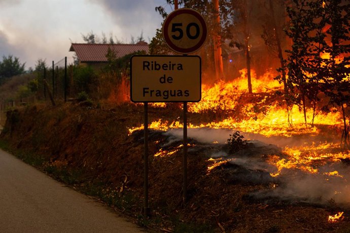 Archivo - Arquivo - 16 de setembro de 2024, Sever do Vouga, Aveiro, Portugal: Um incêndio assola as colinas ao redor de Sever de Vouga, uma cidade ao norte de Portugal que tem sido cercada por incêndios florestais. O primeiro-ministro anunciou, nesta terç