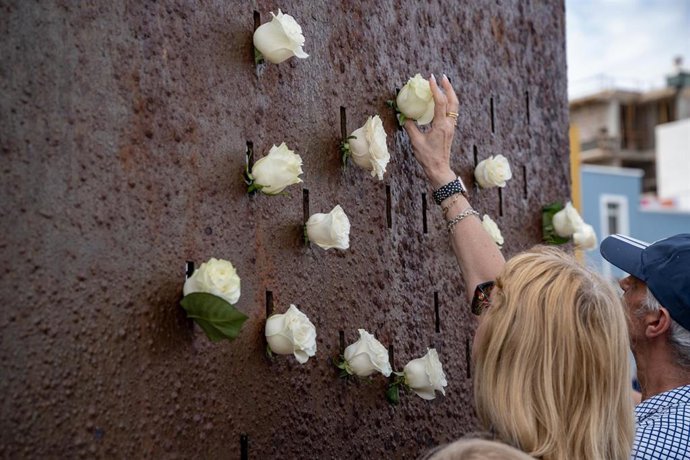 Archivo - Varias personas depositan flores en el monumento por las víctimas durante la ofrenda floral por elaniversario de la tragedia de Spanair, en la playa de Las Canteras