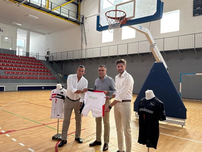 Encuentro entre el presidente de la Diputación de Granada, Francis Rodríguez, y el presidente del Coviran Granada, Óscar Fernández-Arenas.