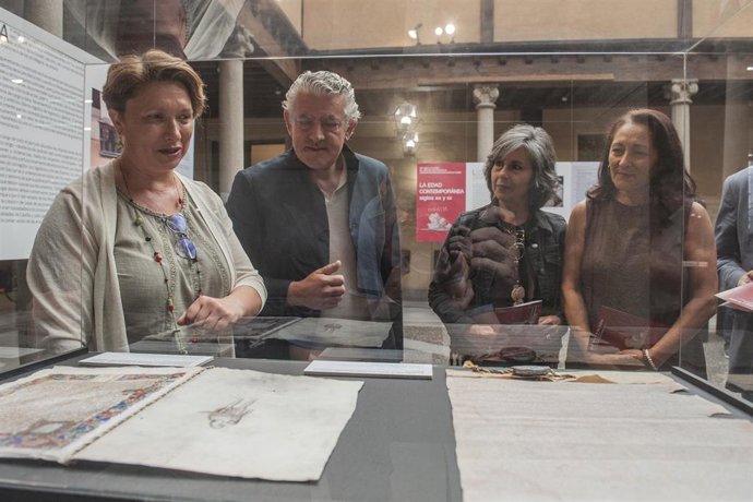 La archivera Nuria Martín (izda) muestra un legajo al diputado de Cultura José María Bravo, la archivera de la Diputación Susana Vilches y la diputada de Asistencia a Municipios, Pilar Martín.