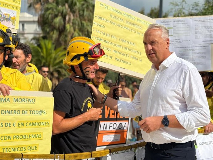 El secretario general del PSOE de Cádiz, Juan Carlos Ruiz Boix, en la concentración de los bomberos forestales en Cádiz