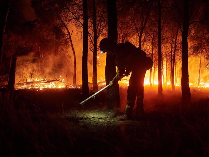 Un bombero trabaja para eimpedir que el incendio se propague, a 10 de agosto de 2025, en Carcastillo, Navarra (España).