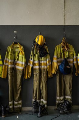 Archivo - Uniformes de bomberos