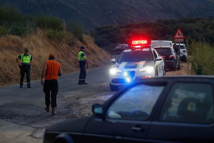 Varios agentes de la Guardia Civil cortan el tráfico, a 19 de agosto de 2025, en Quiroga, Lugo.