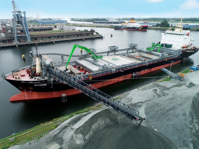 MV CSL Flexvik discharging a cargo of aggregates.