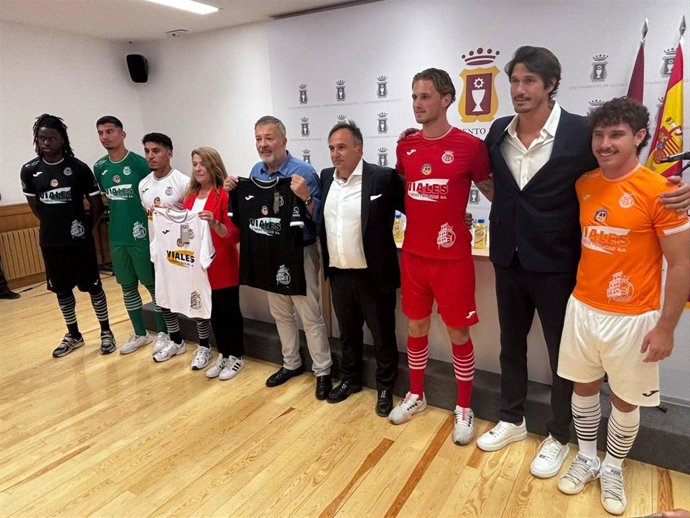 Presentación de la camiseta oficial de la UB Conquense para la temporada 2025-2026.