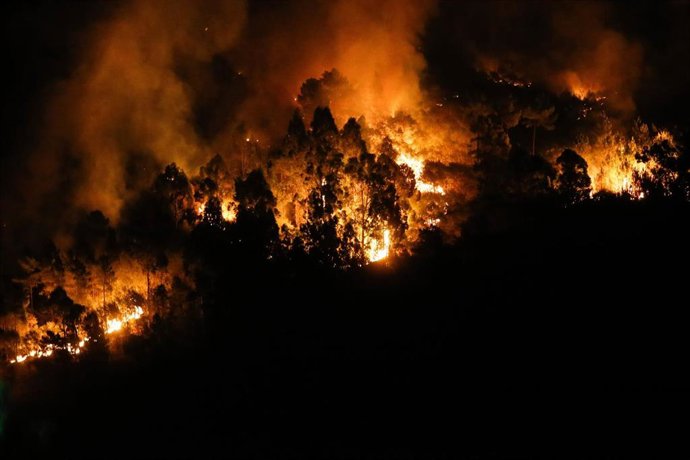 Llamas del fuego de Quiroga, a 20 de agosto de 2025, en Bendollo, Quiroga, Lugo, Galicia (España). 
