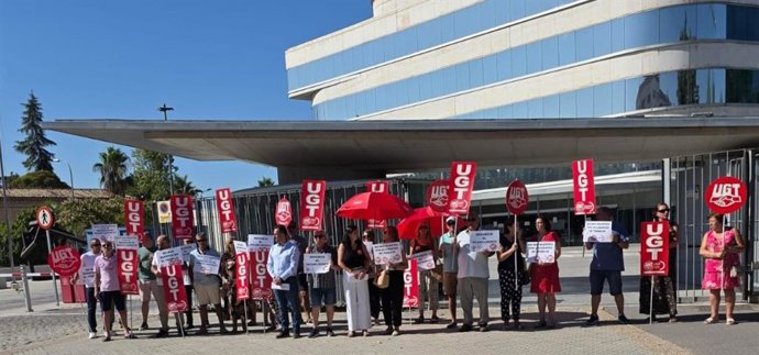 Concentración de delegados de UGT-Servicios Públicos de Granada ante la Diputación por muertes laborales en la planta de Alhendín.