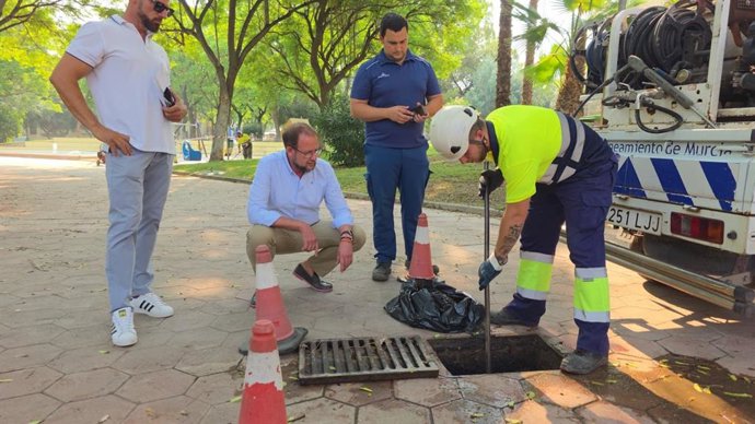 El concejal de Desarrollo Urbano y Ciudad Inteligente, José Guillén, supervisa las labores de limpieza y revisión en la Plaza de Bohemia
