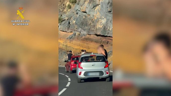Sucesos.- Sancionados ocho turistas por conducción temeraria y sin seguridad en el Parque Nacional del Teide