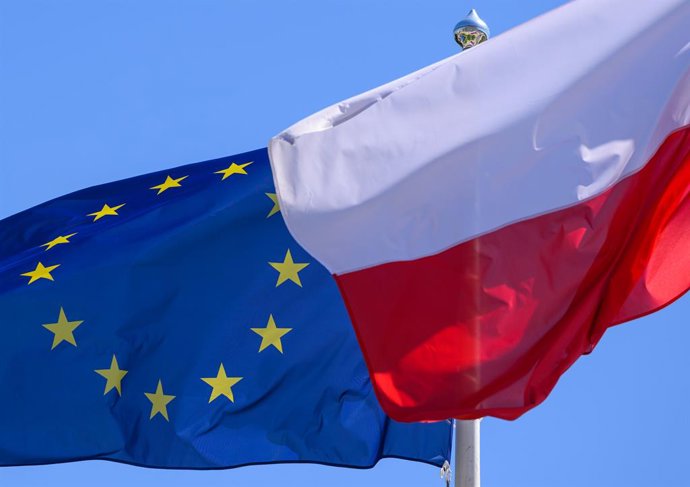 Archivo - FILED - 01 July 2025, Poland, Slubice: The flag of the European Union  flutters next to Poland's national flag wave in the wind at the German-Polish border crossing Stadtbruecke between Frankfurt (Oder) in Brandenburg and Slubice in Poland. Phot