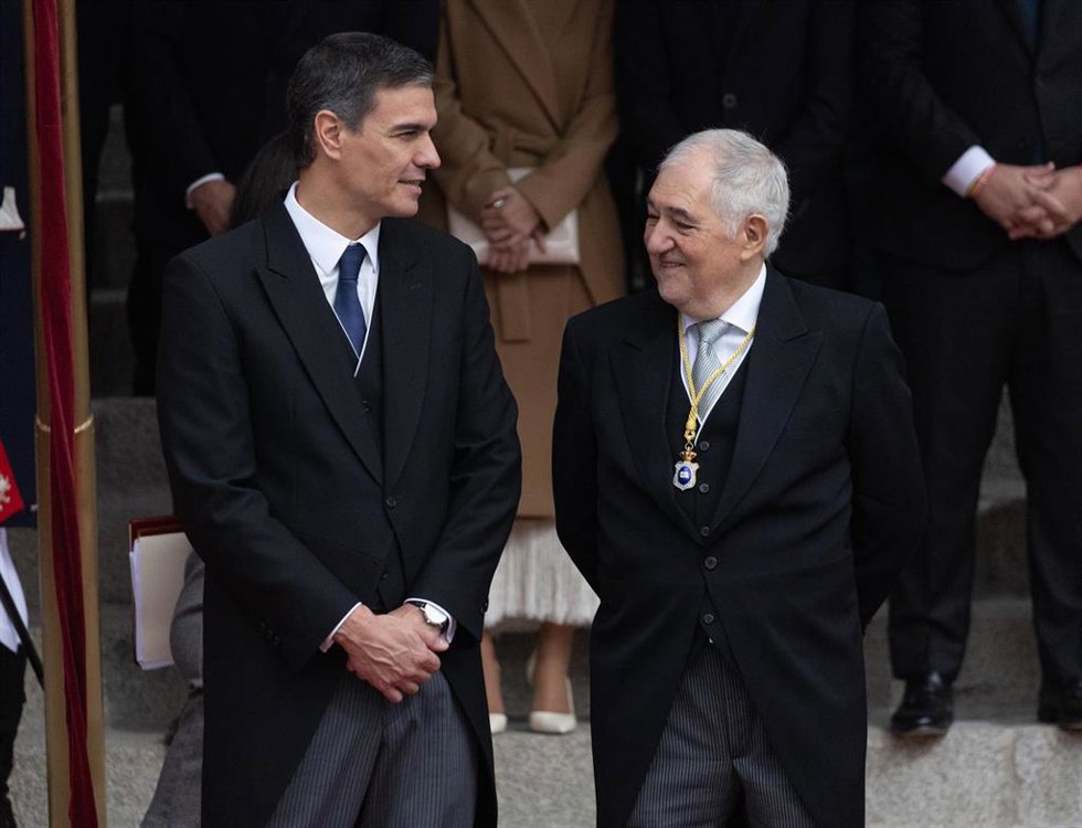 Archivo - El presidente del Gobierno en funciones, Pedro Sánchez (i) junto al presidente del Tribunal Constitucional, Cándido Conde-Pumpido Tourón (d).