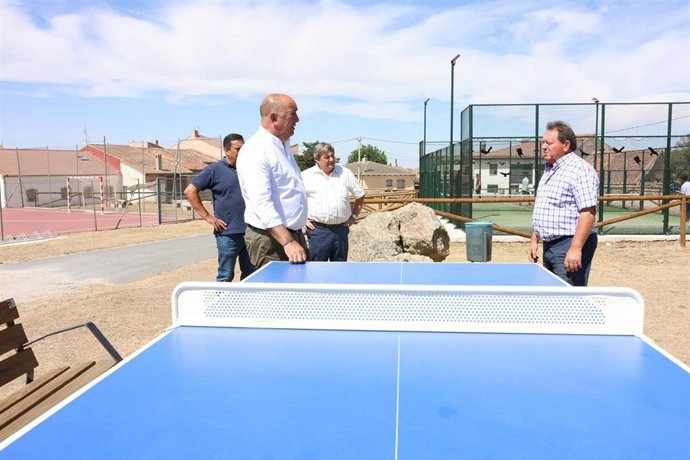 El presidente de la Diputación, Miguel Ángel de Vicente, durante una visita provincial, comprueba material deportivo entregado al Municipio.