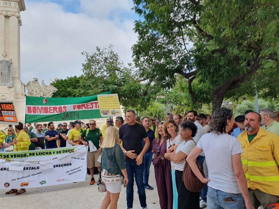 La coordinadora de Movimiento Sumar Andalucía, Esperanza Gómez, en la concentración de bomberos forestales en Cádiz