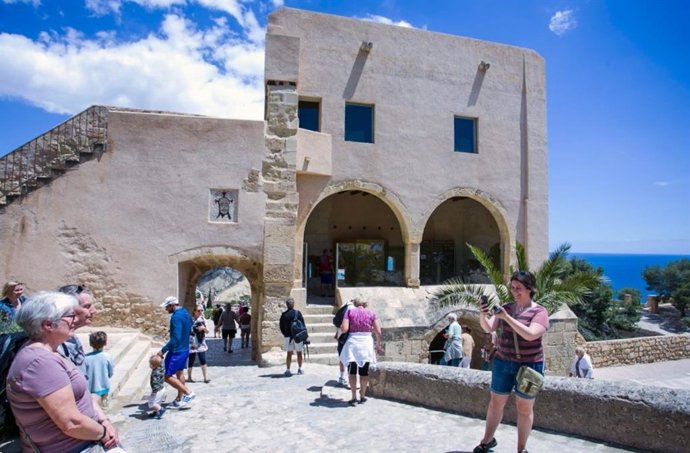 Visitantes en el Castillo de Santa Bárbara de Alicante