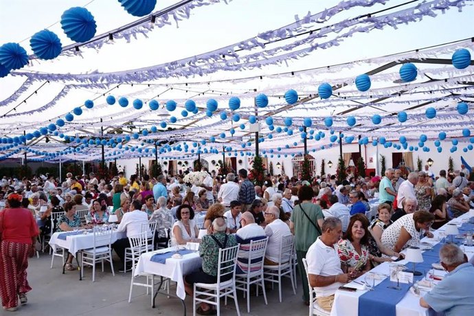 Personas mayores en la Feria de Málaga.