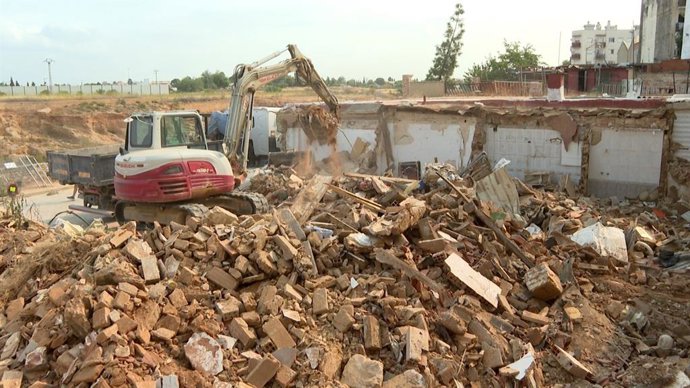 Imagen de una máquina trabajando en la demolición de viviendas afectadas por la dana en Torrent