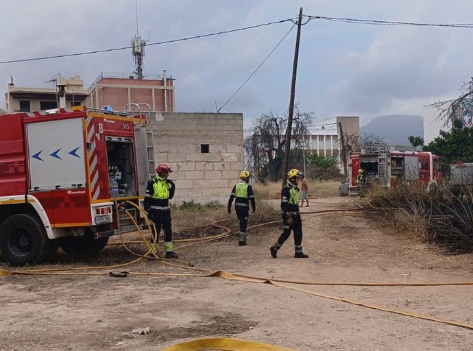 Un bombero, herido en un incendio que ha quemado una hectárea de rastrojos en Inca.