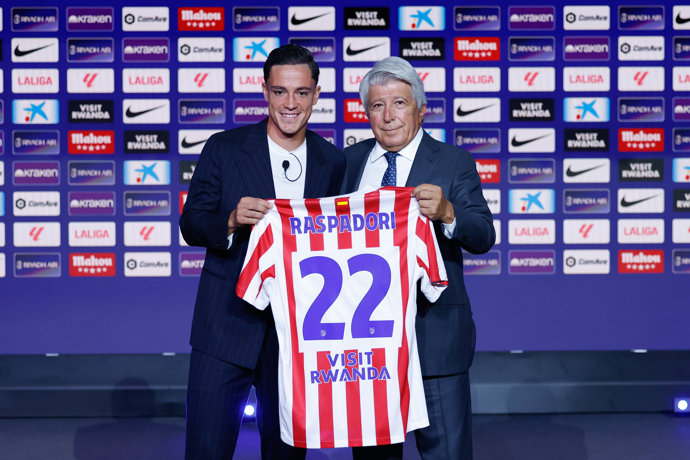 Giacomo Raspadori y Enrique Cerezo, en la presentación del jugador italiano con el Atlético de Madrid.