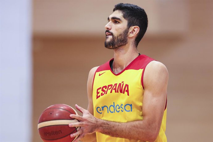 Santi Aldama, da Espanha, em ação durante uma sessão de treinamento da equipe nacional de basquete da Espanha na Ciudad Deportiva Real Madrid, em 19 de agosto de 2025, em Madri, Espanha.