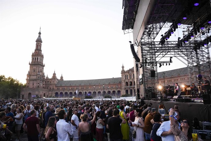 Archivo - Imágenes del concierto de Duncan Dhu en Icónica Fest 2025 en la Plaza de España, a 22 de junio de 2025, en Sevilla (Andalucía, España). Icónica Fest es una evento asentado en la ciudad de Sevilla que se celebra en la Plaza de España.