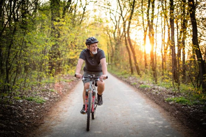 Archivo - Senior man on his mountain bike outdoors