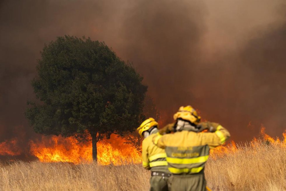 Bomberos trabajan para extinguir el incendio en Molezuelas de la Carballeda, Zamora (España). L