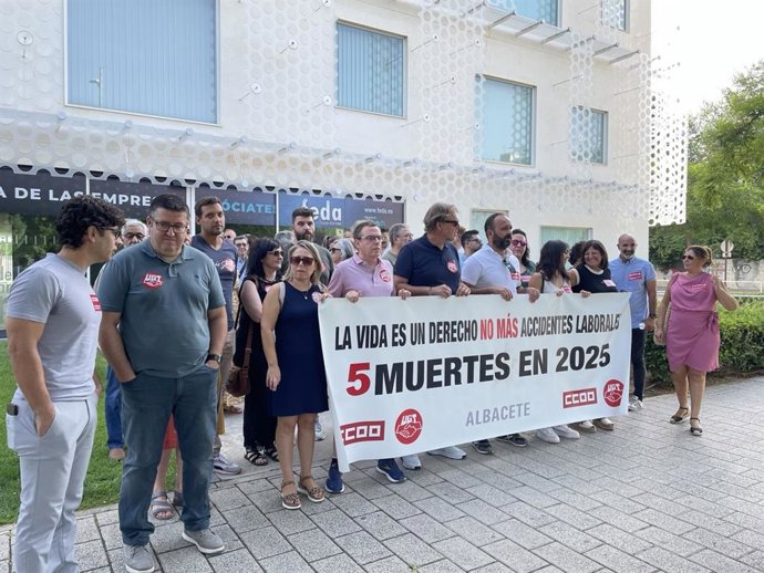 Concentración ante la sede de FEDA, convocada por CCOO y UGT, en recuerdo de la trabajadora y el trabajador que perdieron la vida recientemente en dos accidentes de trabajo ocurridos en la provincia de Albacete.