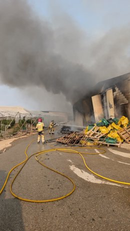 Bomberos extinguen un incendio en una nave industrial en Águilas (Murcia)