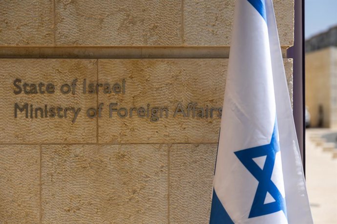 Archivo - Arquivo - 25 de junho de 2024, Israel, Jerusalém: Uma bandeira israelense em frente ao Ministério das Relações Exteriores de Israel em Jerusalém. Baerbock mantém conversações em Israel, nos territórios palestinos e no Líbano, durante sua viagem 