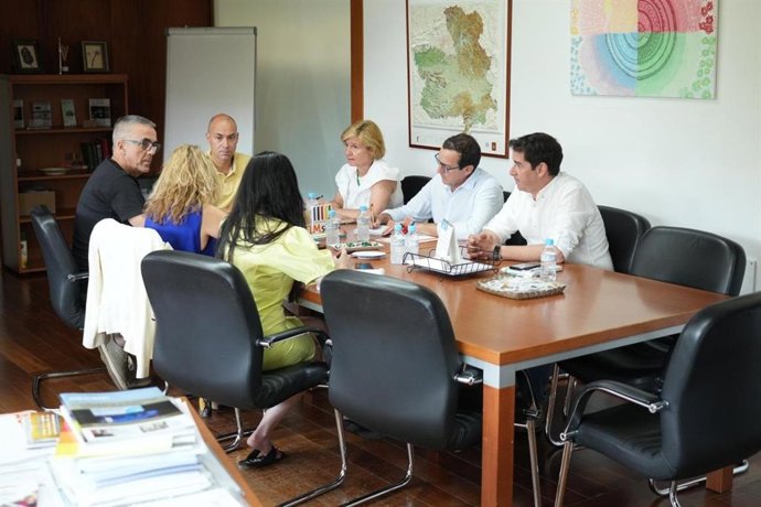 Reunión entre la Federación Regional de Asociaciones de Empresas Instaladoras y Mantenedoras de Fluidos y Energía de Castilla-La Mancha y la Consejería de Educación.
