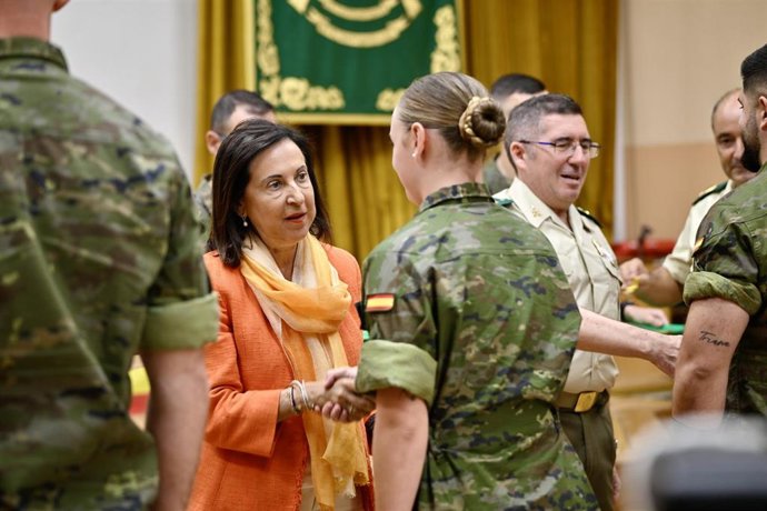 La ministra de Defensa, Margarita Robles, interviene durante la entrega de condecoraciones militares al Regimiento de Cazadores de Montaña 'Galicia' no 64 en su Acuartelamiento San Bernardo, a 20 de agosto de 2025, en Jaca, Huesca, Aragón (España). 