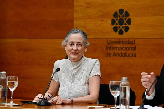 La conferenciante, Margarita García Carriazo, doctora y poeta, en el acto inaugural.