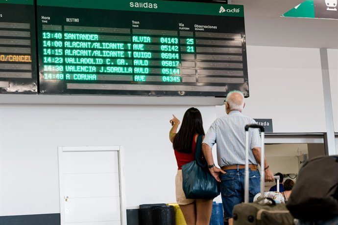 Varias personas esperan con maletas, junto a los carteles de salidas, en la estación Chamartín Clara Campoamor, a 19 de agosto de 2025, en Madrid (España). La línea de tren de alta velocidad entre Madrid y Galicia sigue suspendida por incendios en Ourense