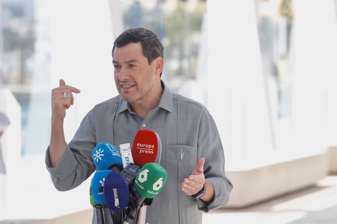 O presidente da Junta de Andalucía, Juanma Moreno, fala à mídia. Em 20 de agosto de 2025, em Málaga, Andaluzia (Espanha). O presidente da Junta de Andalucía, Juanma Moreno, falou à mídia no Palmera