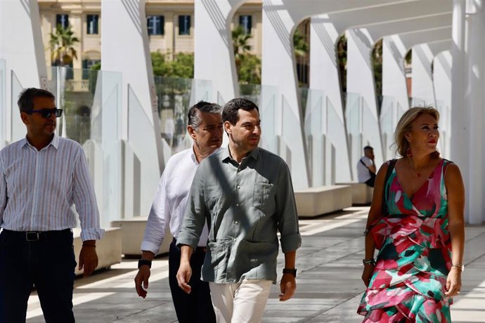 El presidente de la Junta de Andalucía, Juanma Moreno (c) acompañado por parte del gobierno de la comunidad a su llegada a la atención a los medios 