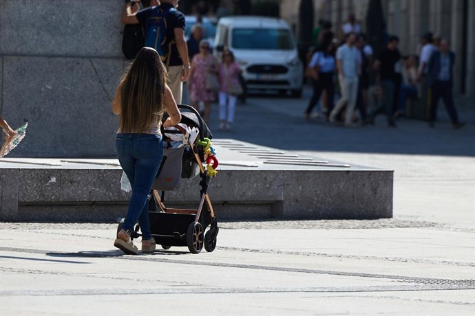 Archivo - Una mujer con un carrito de bebé, a 15 de julio de 2025, en Madrid (España).