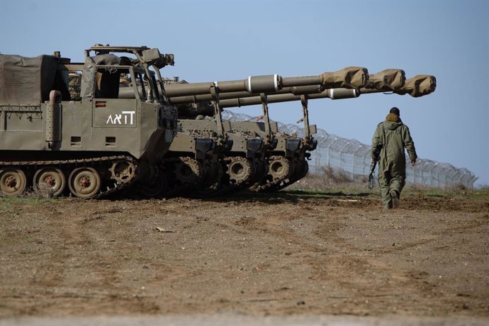 Archivo - GOLAN HEIGHTS, 2 de janeiro de 2023 -- Um soldado israelense caminha ao lado de obuseiros autopropulsados M109 de 155 mm nas Colinas de Golã ocupadas por Israel, perto da fronteira com a Síria, em 2 de janeiro de 2023. Israel lançou um ataque co