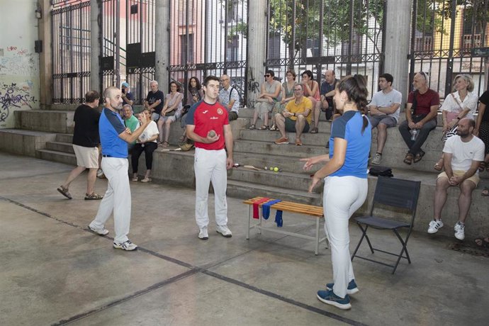 Visitas guiadas sobre la historia de la pelota vasca en Pamplona.