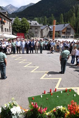 El consejero de Hacienda, Interior y Administración Pública del Gobierno de Aragón, Roberto Bermúdez de Castro, durante el homenaje a los dos agentes de la Guardia Civil asesinados por la banda terrorista ETA en Sallent de Gállego en 2000
