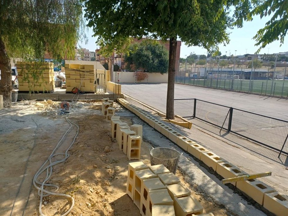 Fotografía de las intervenciones en uno de los centros educativos de Alcalá de Guadaíra (Sevilla).