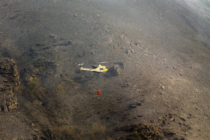 Un helicóptero colabora en las labores de extinción del incendio, a 19 de agosto de 2025, en Quiroga, Lugo