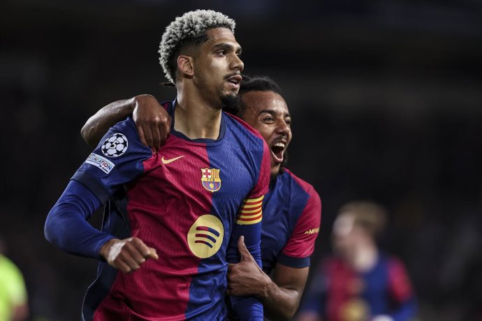 Archivo - Ronald Araujo do FC Barcelona comemora um gol com Jules Kounde durante a Fase MD8 da Liga dos Campeões da UEFA 2024/25, partida entre FC Barcelona e Atalanta BC no Estadi Olimpic Lluis Companys em 29 de janeiro de 2025 em Barcelona, Espanha.