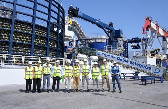 El buque Cable Enterprise atraca en Granadilla para el tendido del cable submarino entre Tenerife y La Gomera