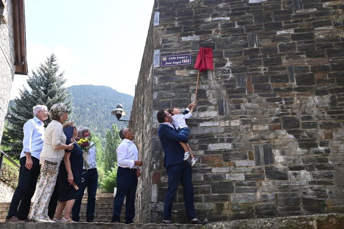 Sallent de Gállego, Huesca, inaugura una calle dedicada a los agentes de la Guardia Civil, Irene Fernández Perera y José Ángel de Jesús Encinas, asesinados por ETA en el 2000